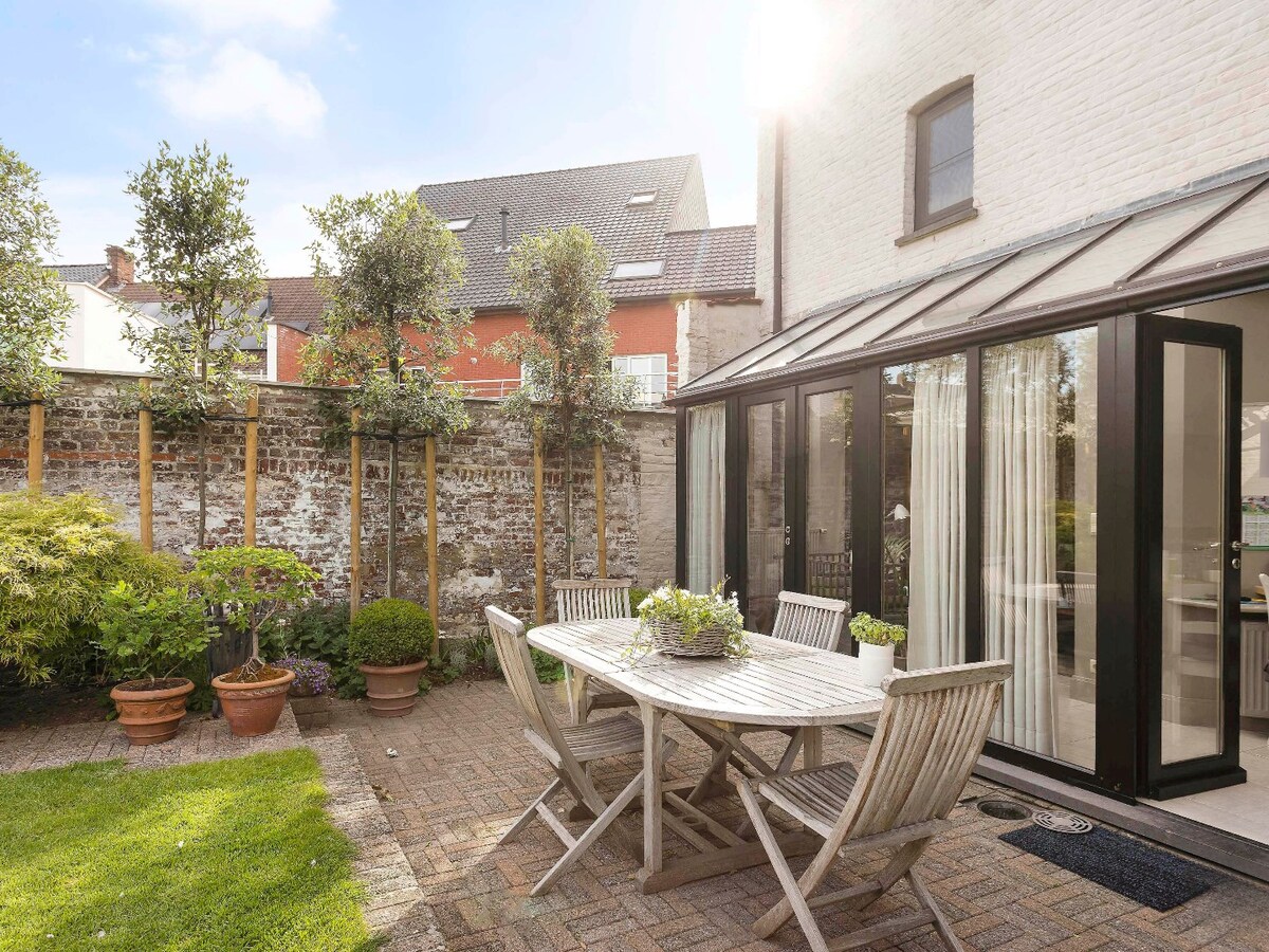 Charmant handelspand met woonst op de markt in Kruishoutem 