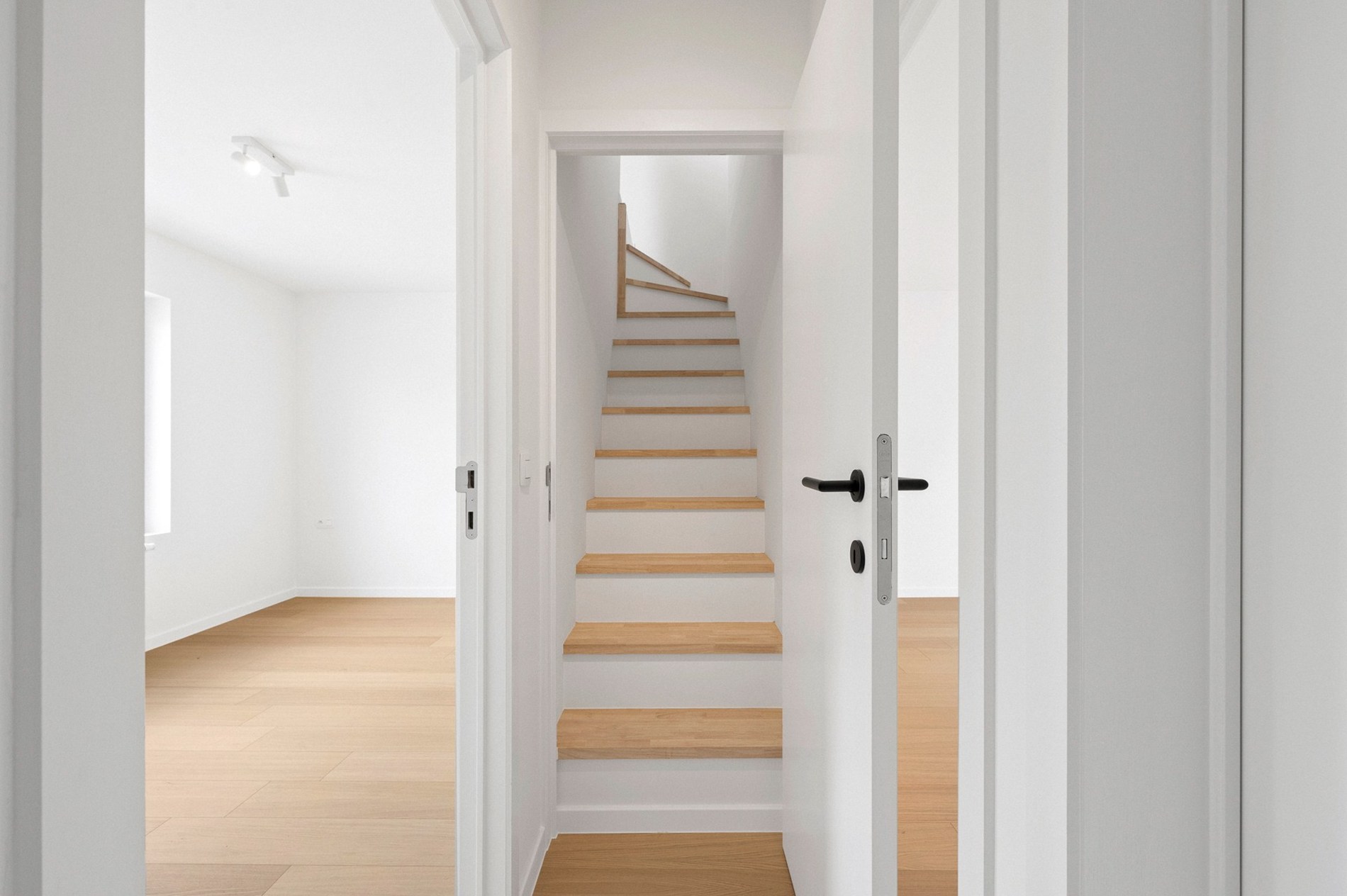 Prachtig gerenoveerde woning met 3 slaapkamers in Heist, dichtbij centrum en strand 