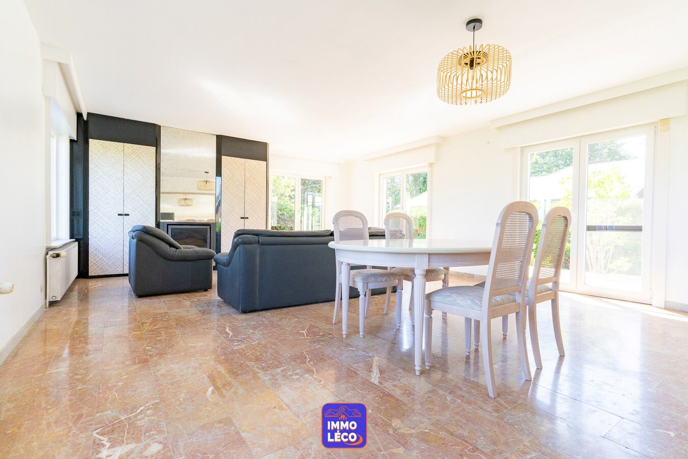 Villa "Plain-pied" érigée sur 1311m², double garage, carport, jardin, TOP SECTEUR !! 