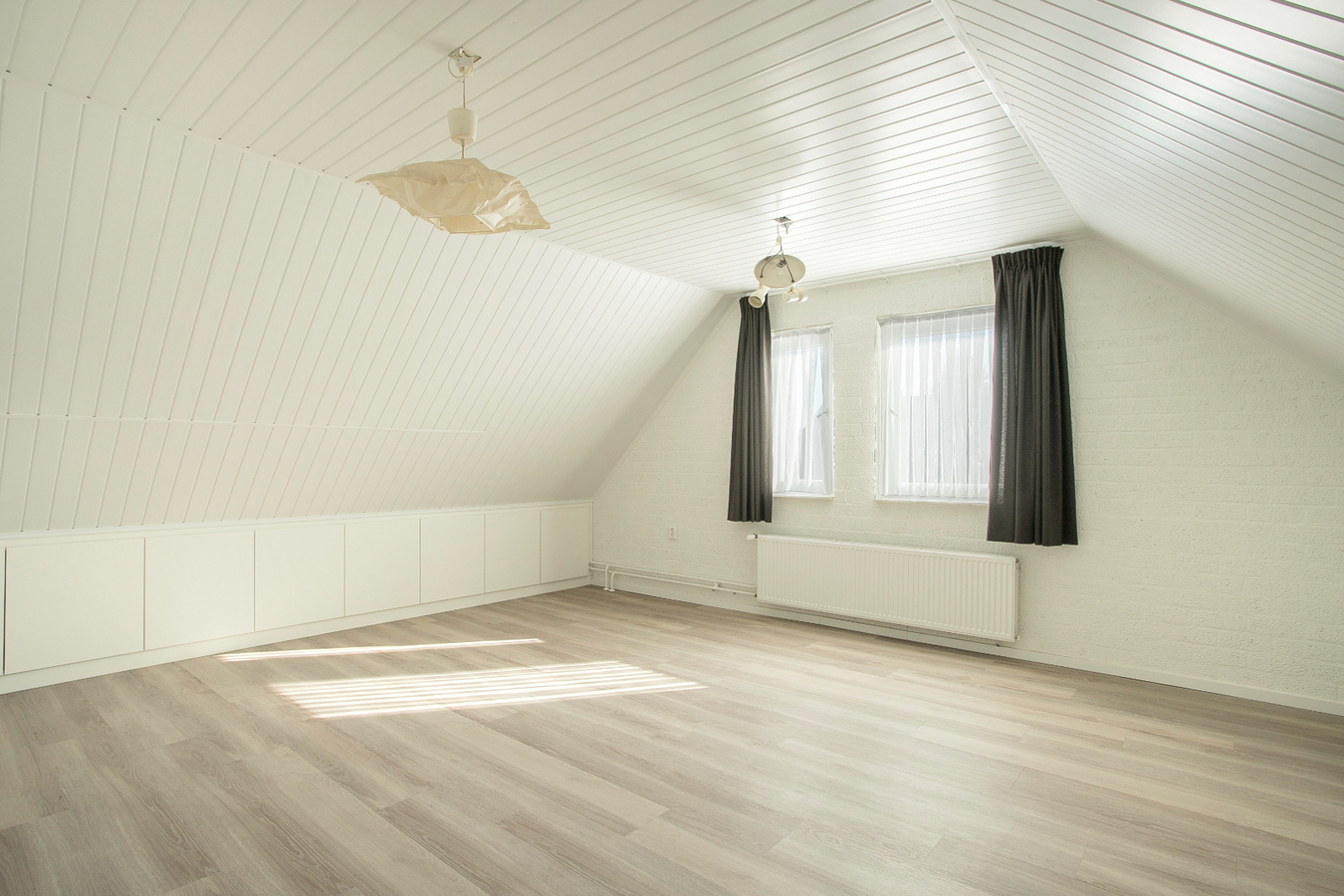 Deze vrijstaande woning met bedrijfsgebouwen staat tegen het bedrijventerrein van Reusel. 