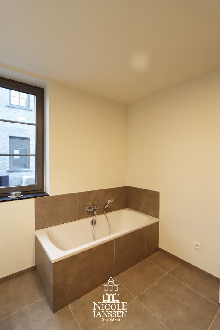 Nieuwbouwwoning met carport 