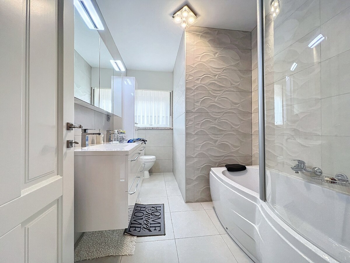 Instapklare en lichtrijke laagbouwwoning met garage te Kerksken 