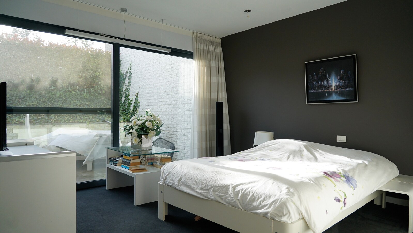 Dorne : moderne woning met parktijkruimte / bureel, volwaardige kelderverdieping, terras, zwemvijver en weide. Prachtig uitzicht. 