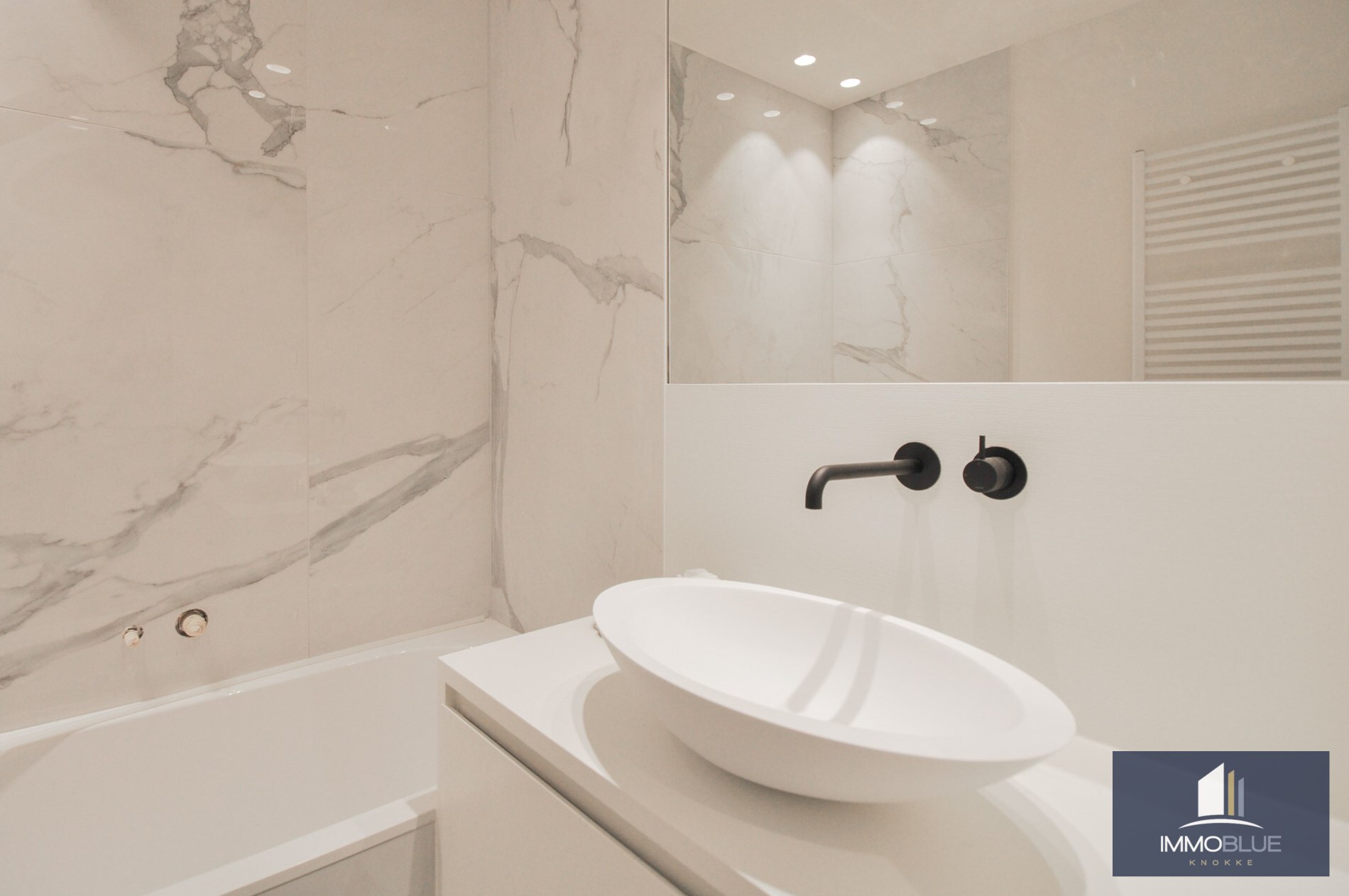 Appartement entièrement rénové et situé au calme, offrant une vue magnifique sur le Zegemeer. 