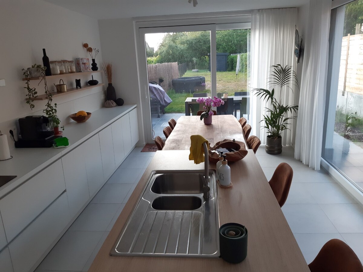 Lichtrijke, eigentijdse  Half Open Bebouwing. 