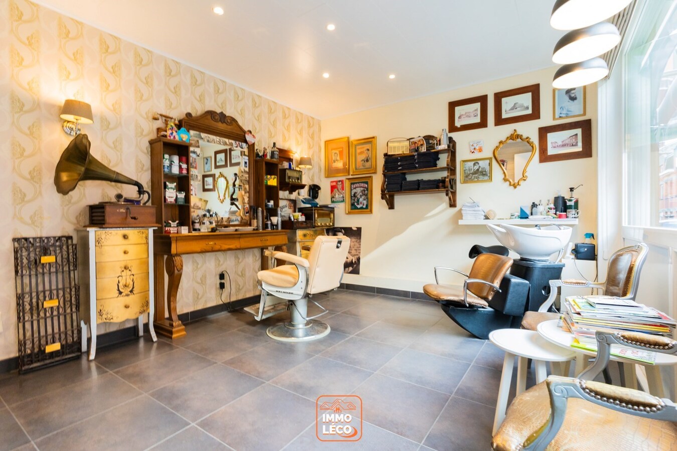 Maison de commerce avec habitation 4 chambres, plein centre-ville ! 