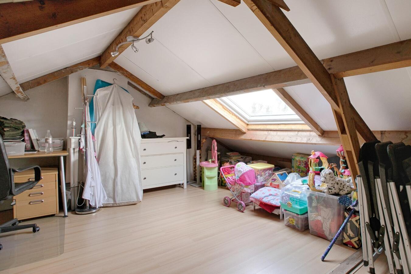 Ruim uitgebouwde hoekwoning met garage, berging, carport en vrije achterom gelegen in een rustige, kindvriendelijke straat tegenover een speelveld op 218 m² aan de Kievit 5 te Luyksgestel. 