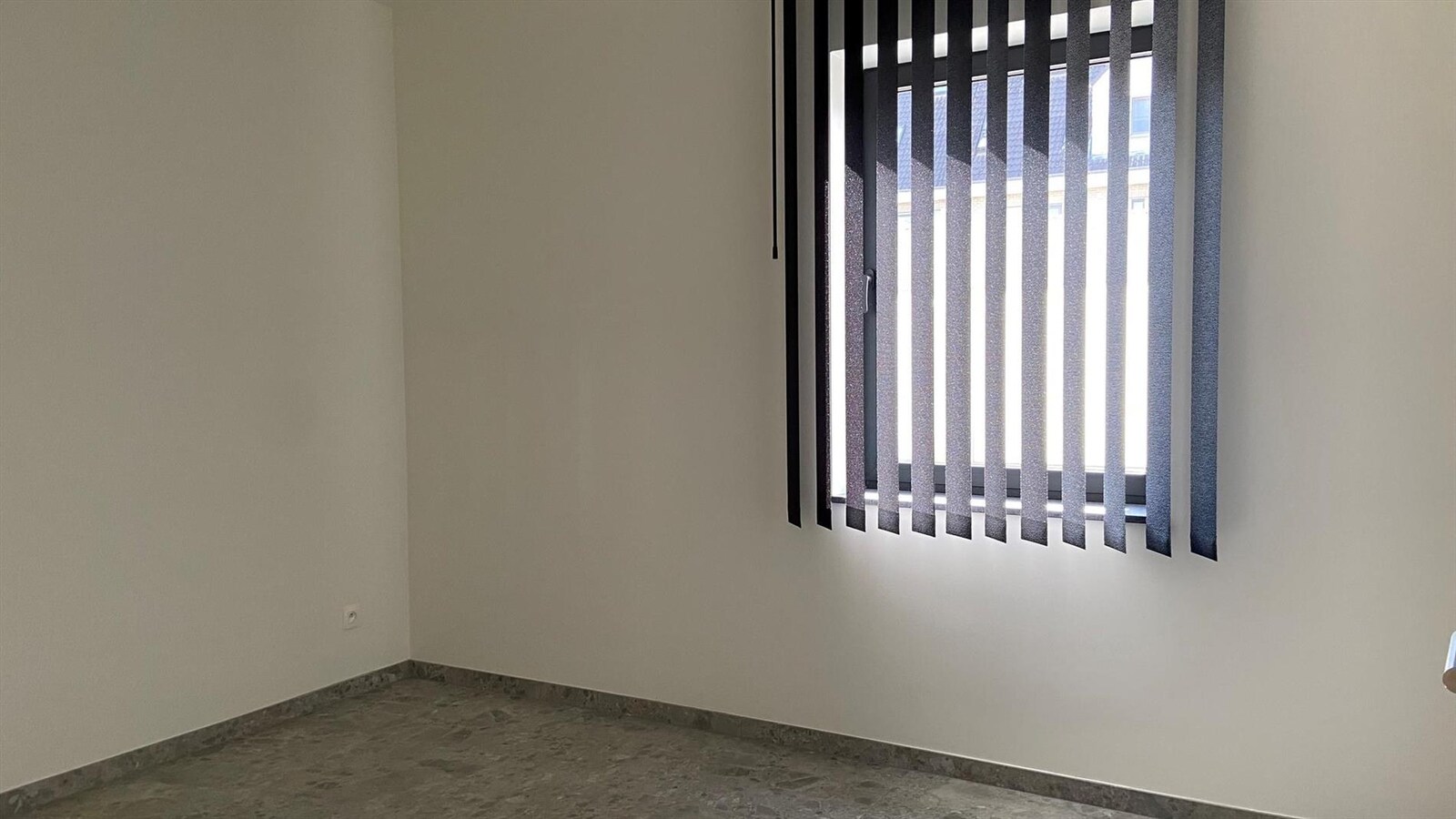 GELIJKVLOERS APPARTEMENT MET TWEE SLAAPKAMERS EN PRIVATIEVE TUIN 