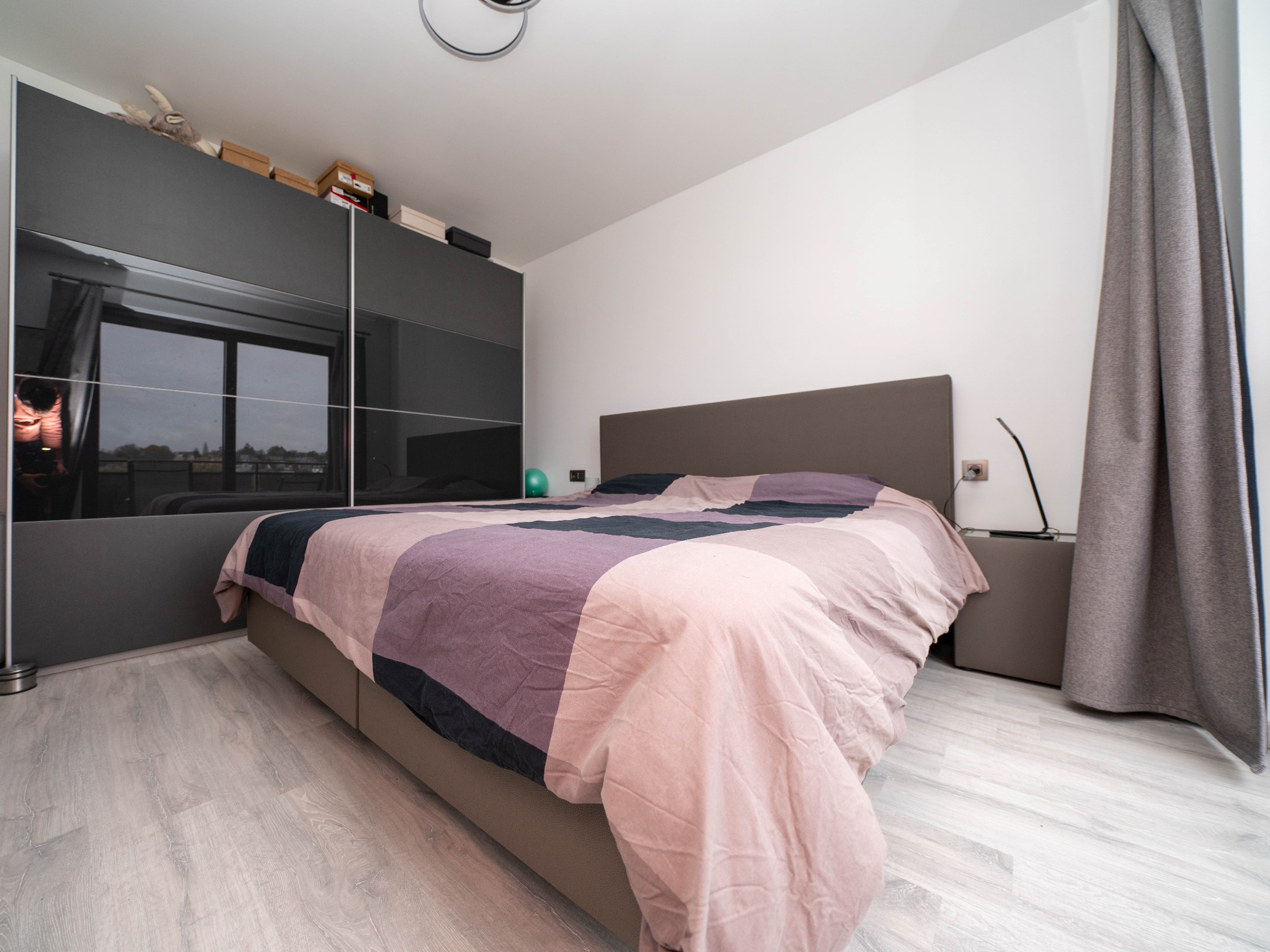 Ruim 2 kamer-appartement met dubbele garage en kelder 