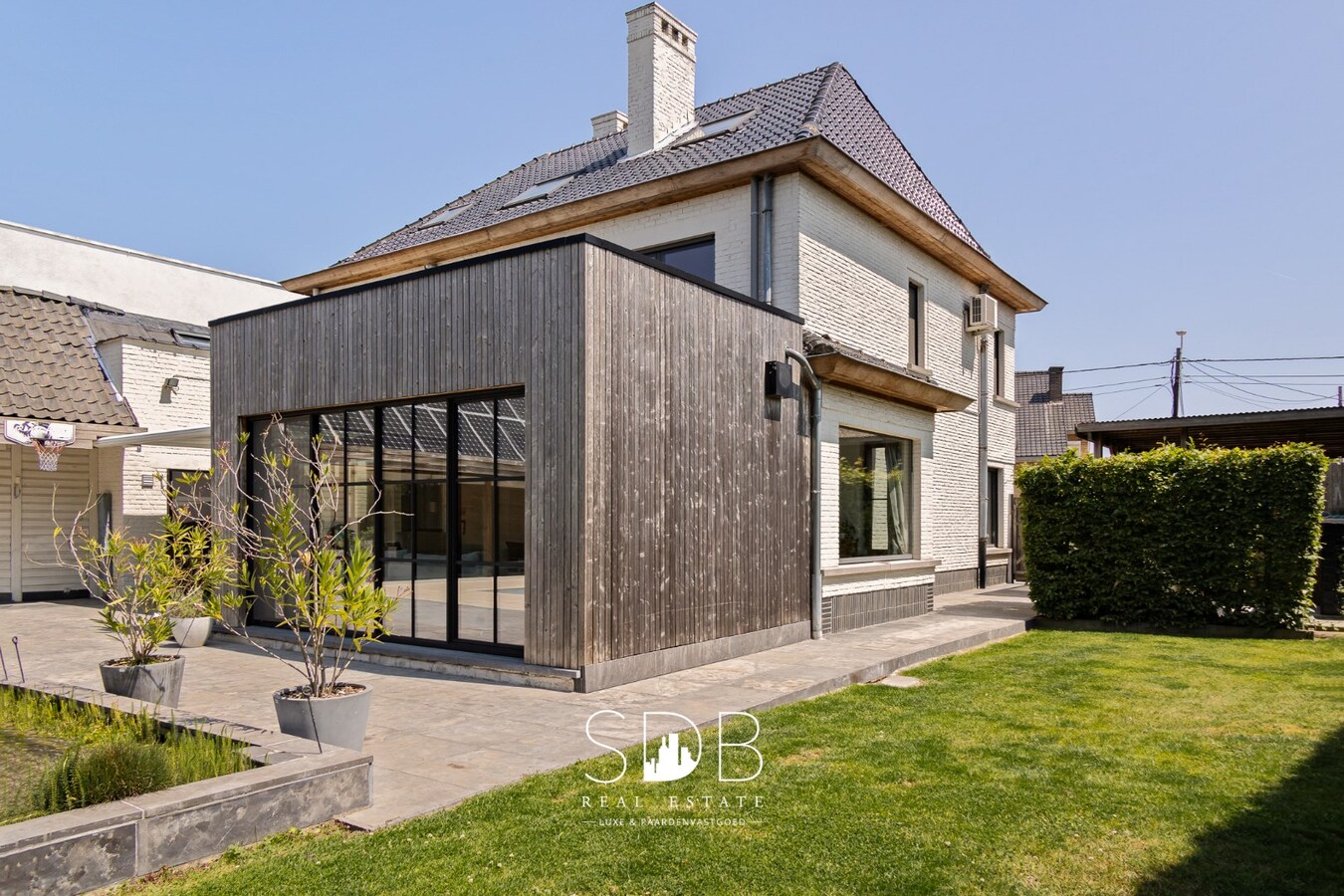 Prachtige hedendaagse villa met gezinstuin en zwembad op 1.387m² 