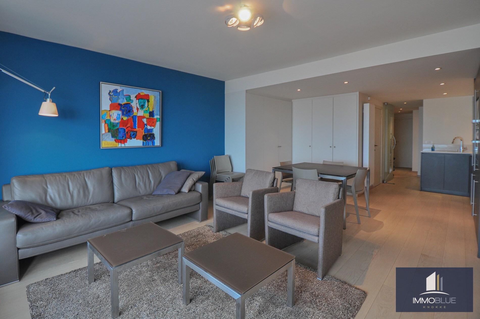 Appartement avec vue frontale sur la mer, situé à proximité de la place du Driehoeksplein. 