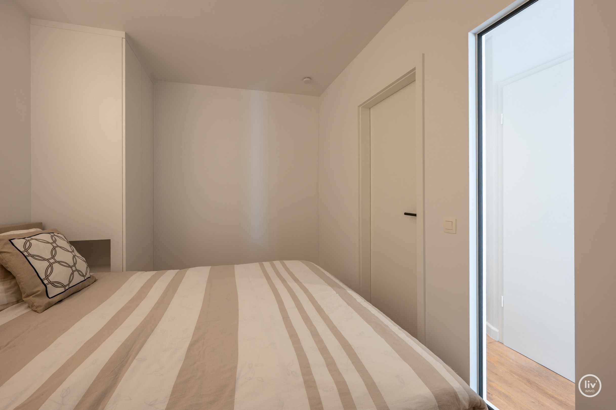 Prachtig gerenoveerd 2 slaapkamer-appartement gelegen te Leopoldlaan te Knokke met balkon. 