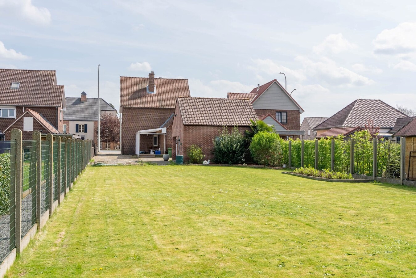 Charmante, te renoveren woning op een perceel van 9a14ca met ruime garage in achtertuin! 