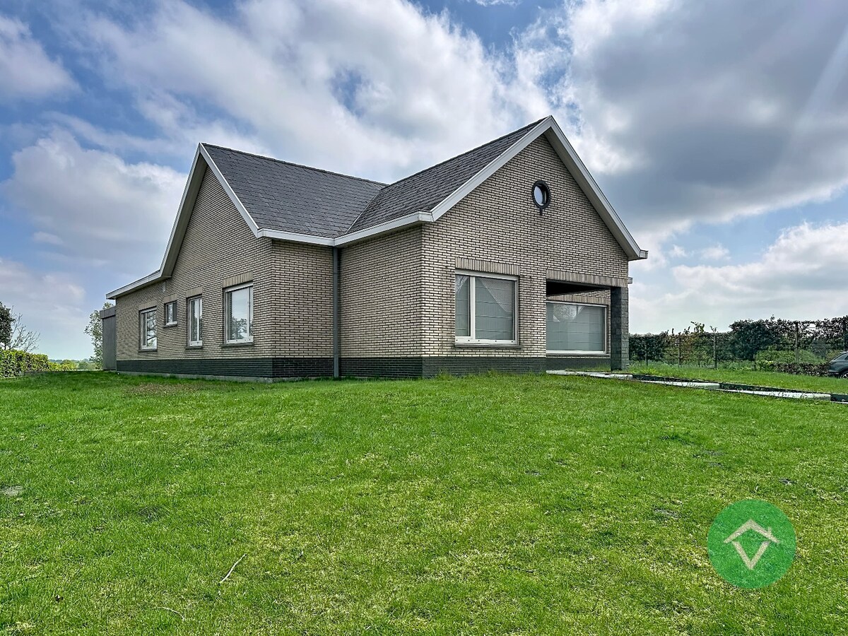 Statige bungalow op 1.811m² met landelijk zicht, drie slaapkamers en twee garages te Ichtegem 