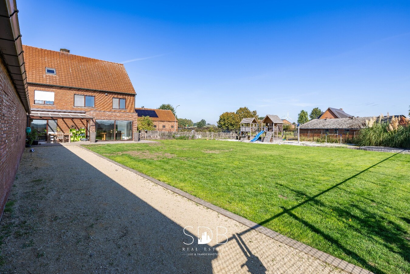Hedendaagse woning met hippische accommodatie op 17.782m² 