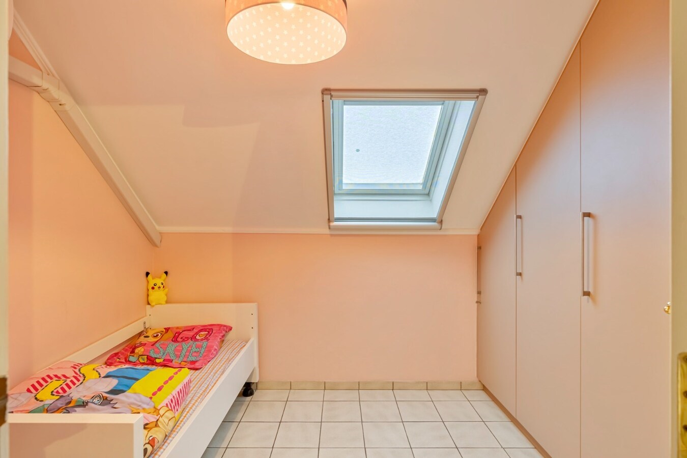 Ruime woning op een zeer rustige locatie met tuin, garage, carport en 3 slaapkamers in Opglabbeek. 