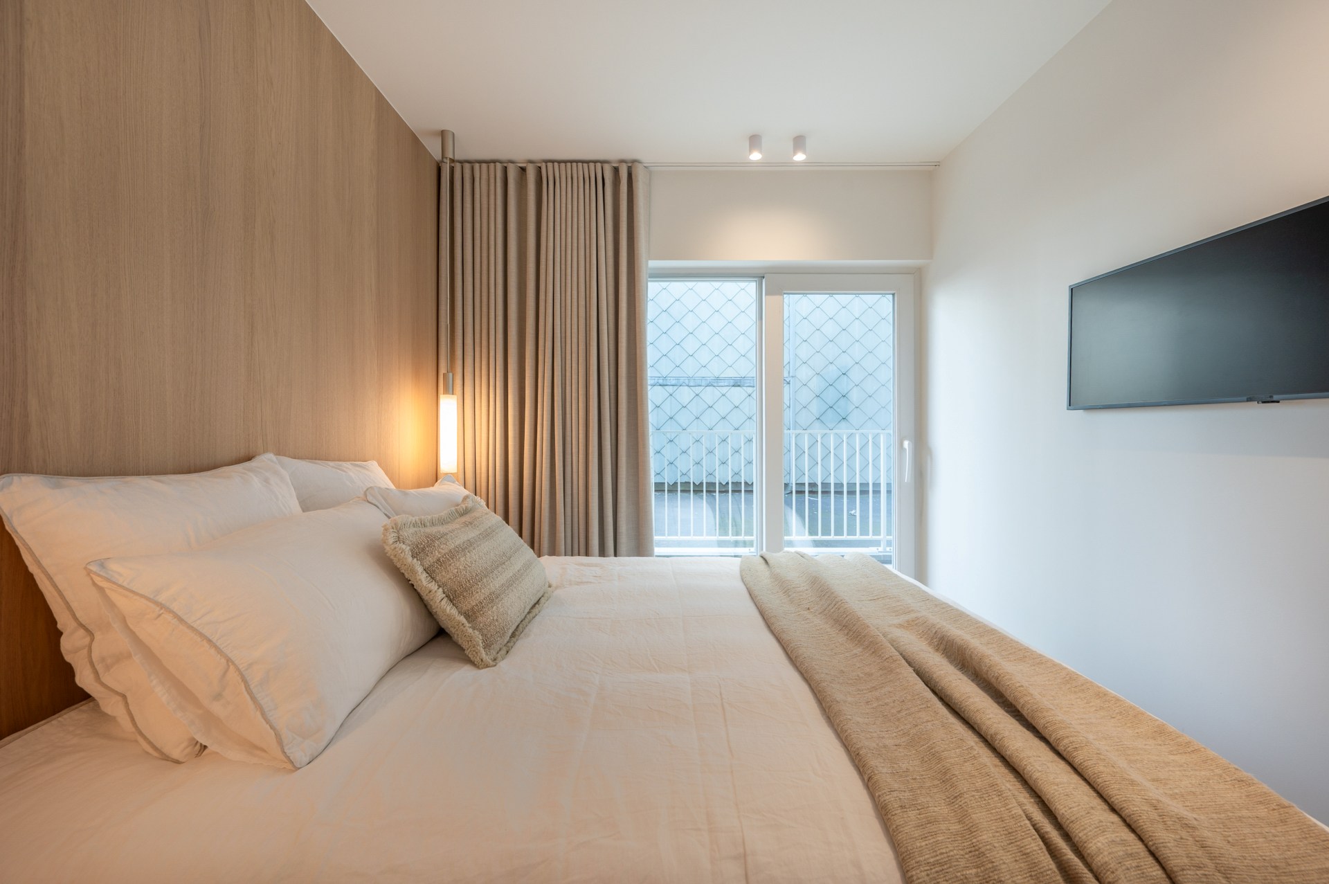 Appartement rénové de haut standing situé du côté ouest avec vue latérale sur la mer. 