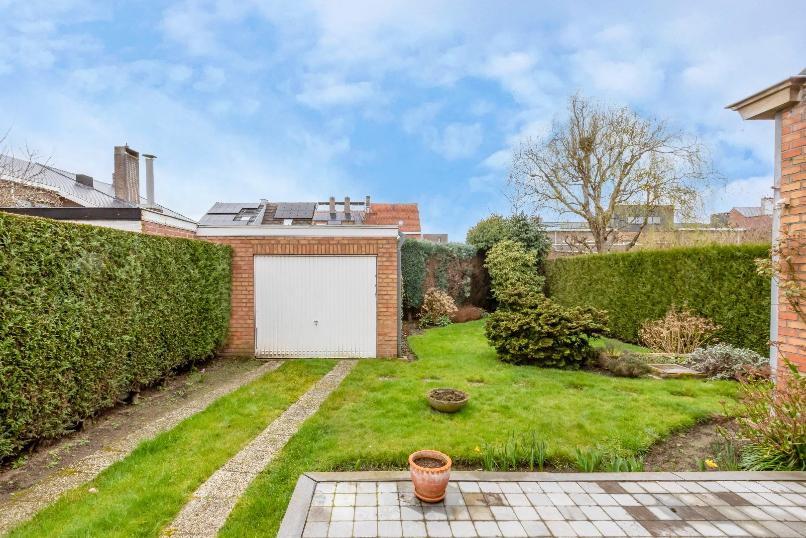 VERKOCHT --- HOB met garage en tuin te Mariakerke 