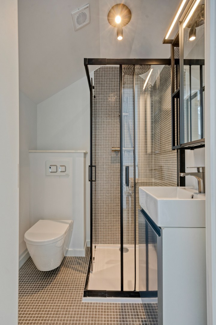 Volledig gerenoveerde en gemeubelde studentenkamers met privé-sanitair. 