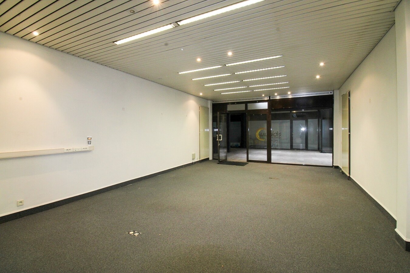 Nieuwe kansen wachten: Veelzijdige kantoor- of handelsruimte te huur in het hart van Sint-Niklaas 