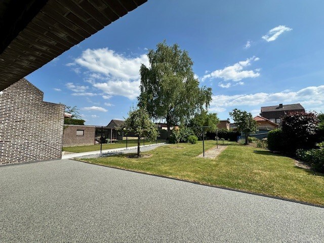 Halfopen woning met 3 slaapkamers, tuin en garage te Neeroeteren. 