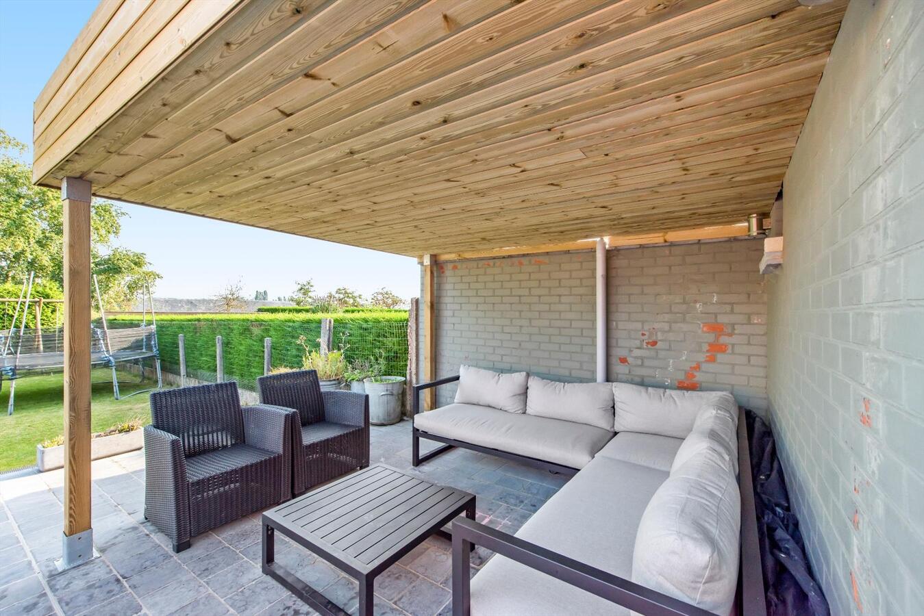 Volledig instapklare woning met 3 slaapkamers en mooie tuin in het hartje van Jonkershove. 