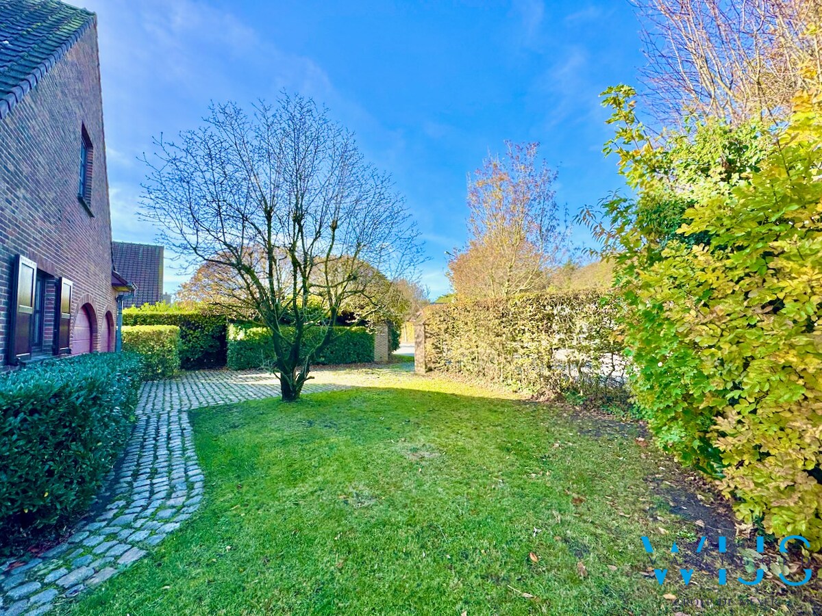 Fantastische open bebouwing met dubbele garage in gegeerde woonwijk te Evergem 