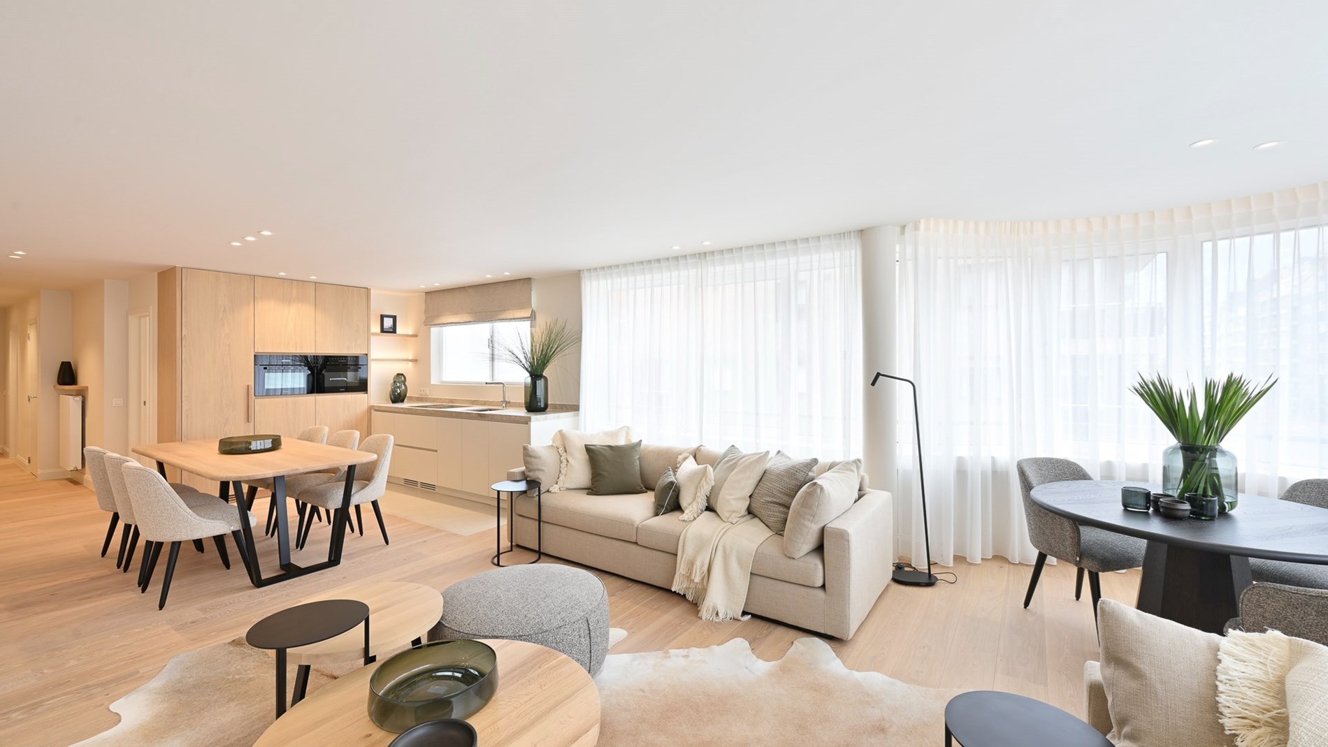 Magnifique appartement d'angle avec 3 chambres à coucher situé idéalement au milieu de l'avenue Lippens à Knokke. 