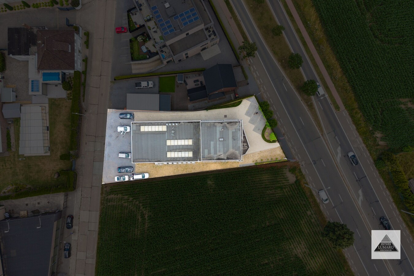 Schitterende showroom 280 m² (+ kantoren), op 2,4 km van de nieuwe Mc Donalds. 