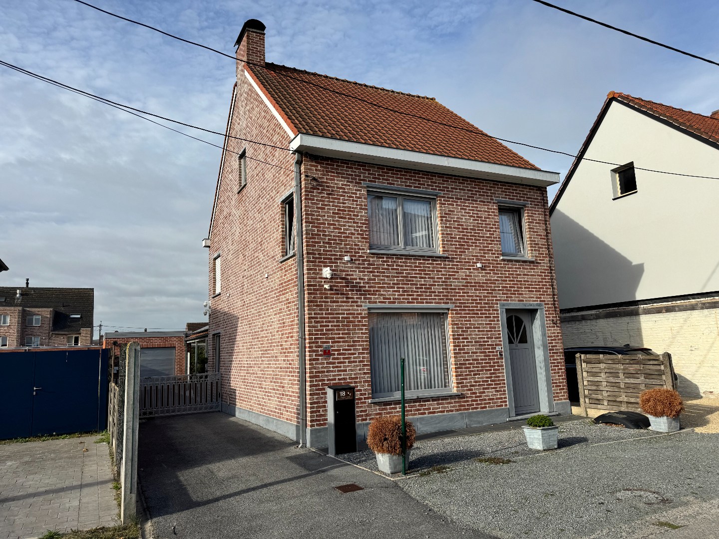 Ruime deels gerenoveerde woning met 3 slaapkamers, tuin en garage 