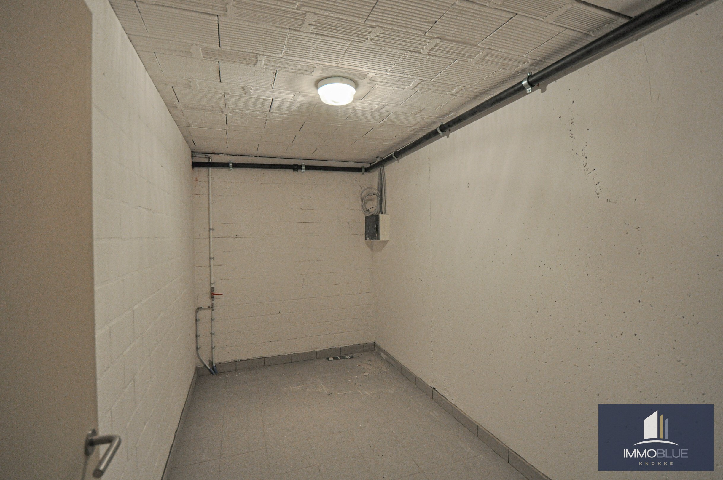 Grand local commercial avec garage intérieur situé au Zoute. 