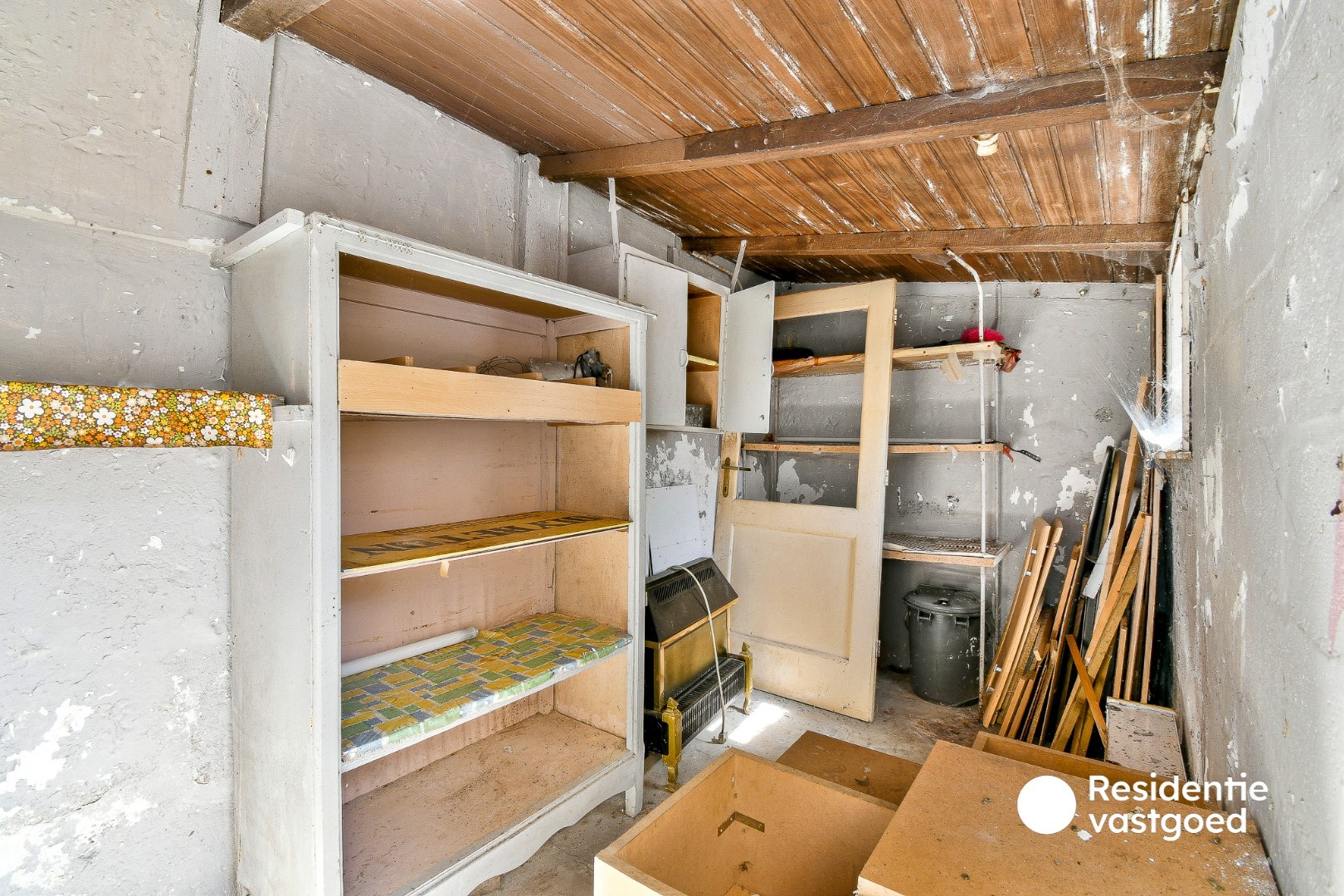 Te renoveren rijwoning met twee slaapkamers en tuin 