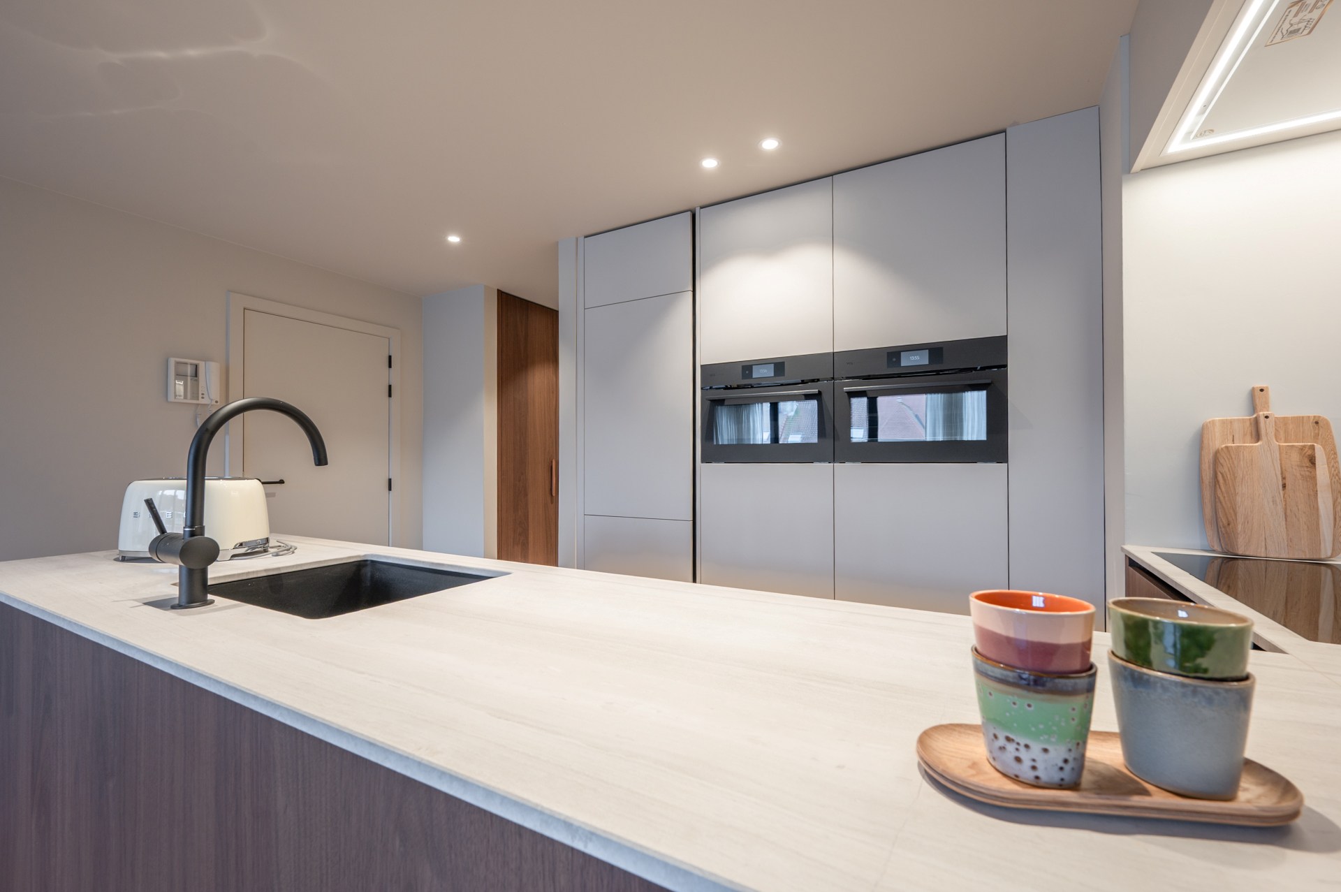 Appartement en duplex spacieux et rénové, orienté plein sud, situé dans un emplacement exceptionnel sur la Lippenslaan. 