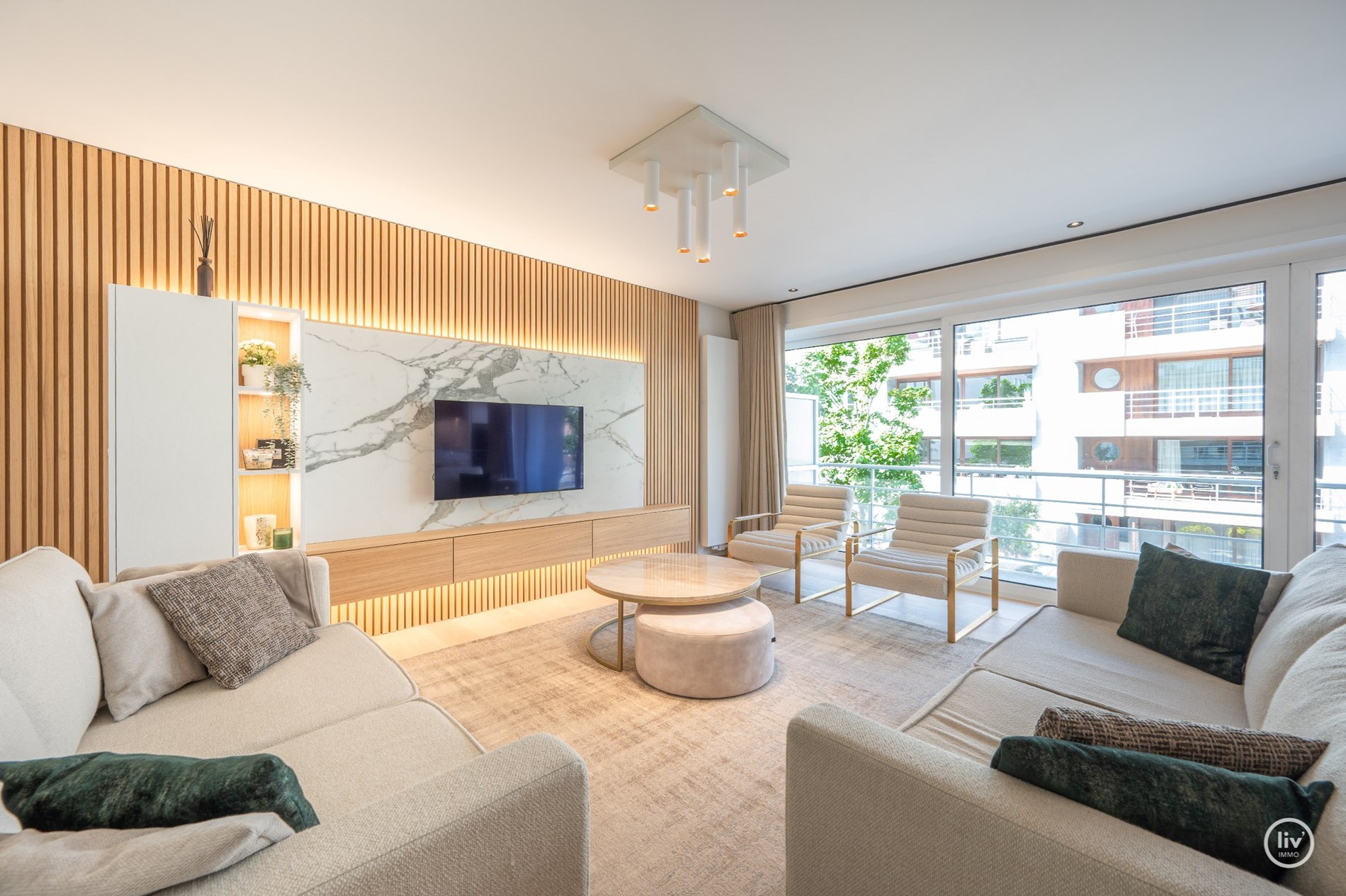 Instapklaar 3-kamer appartement op wandelafstand van de Lippenslaan met zuidgericht-terras. 8m gevelbreedte ! 