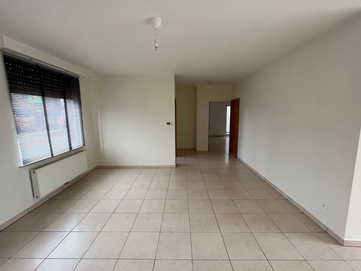 Bijzonder ruime, praktisch ingedeelde gezinswoning 