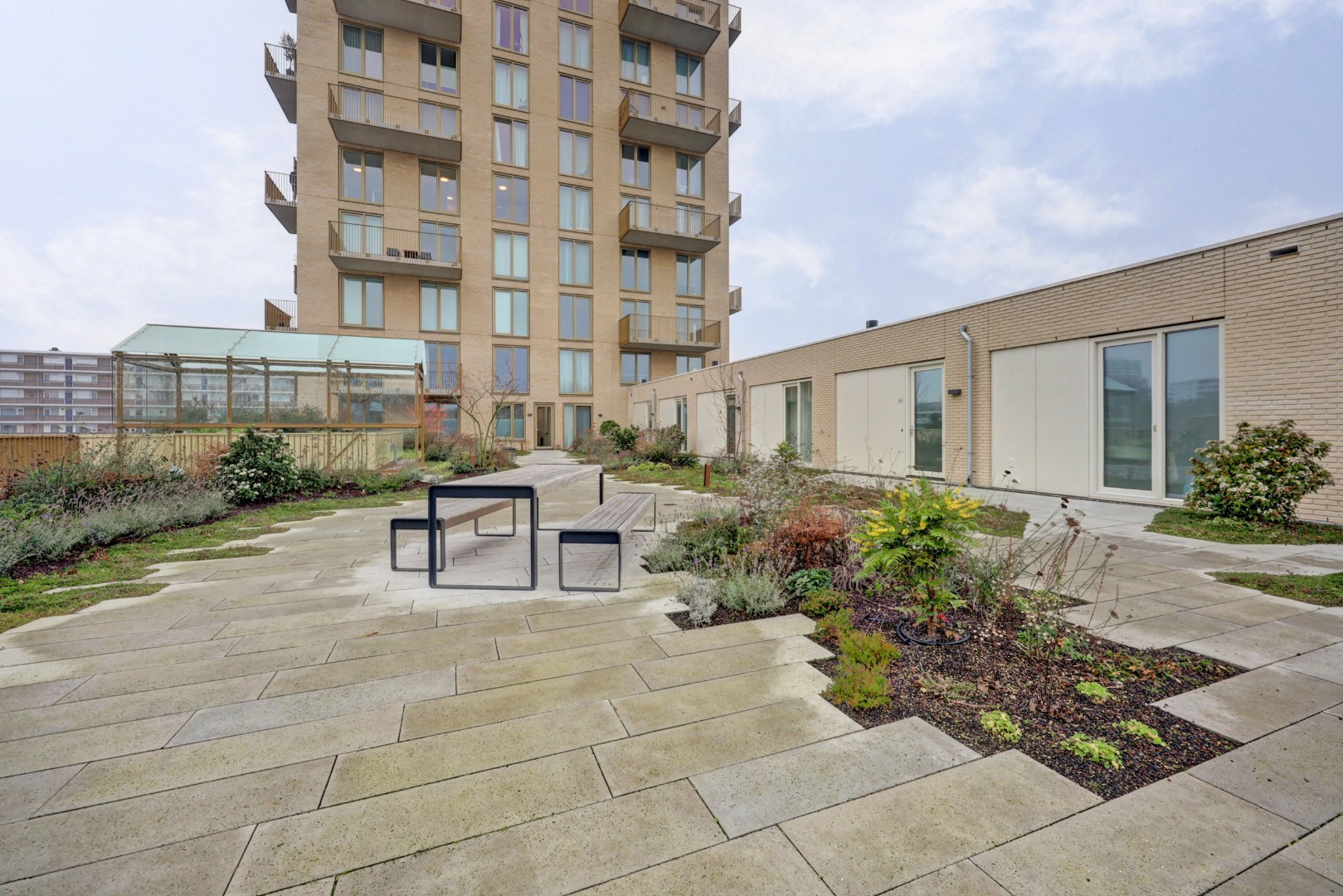 Nieuw en instapklaar 3-kamer appartement op de zevende verdieping met luxe keuken en badkamer, riant uitzicht over de omgeving en naar het centrum van Rotterdam. 