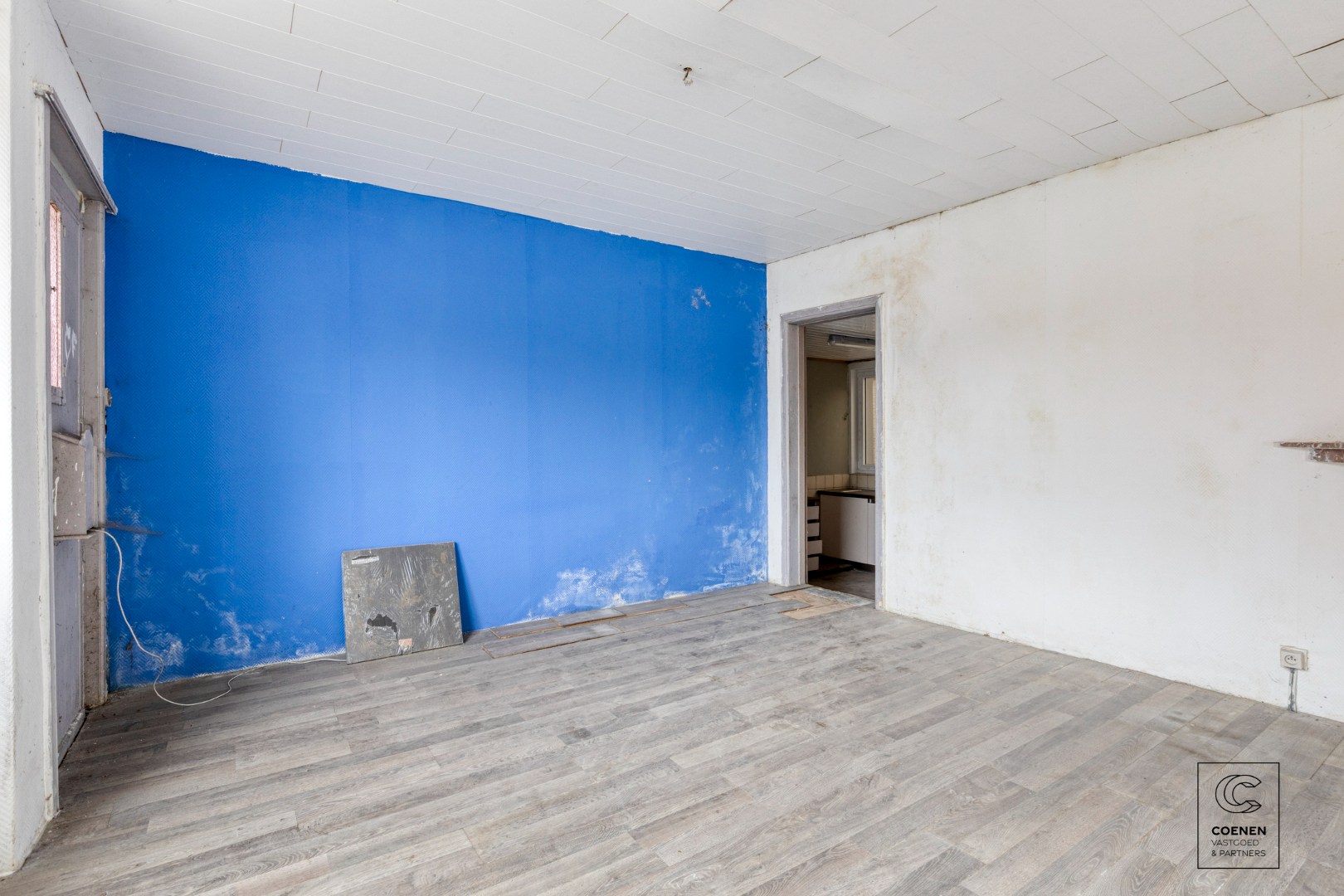 Te renoveren appartement met handelsruimte op een gunstige locatie te Kessel! 