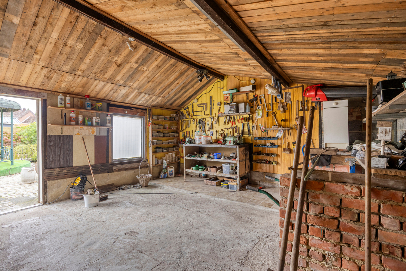 Vrijstaand landhuis voor gelijkvloers wonen. 2 slaapkamers. Tuin, berging, garage. 