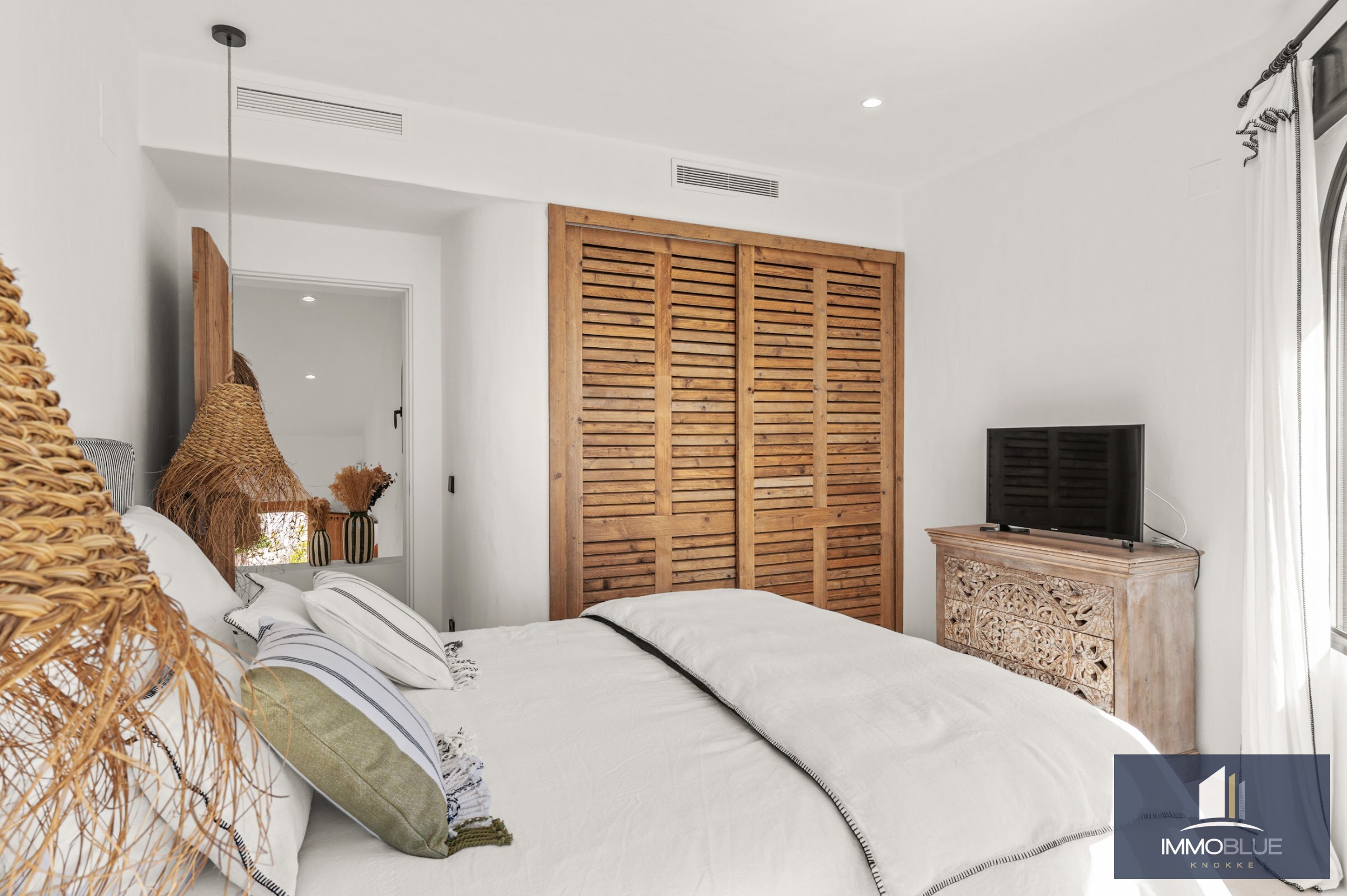 Villa méditerranéenne rénovée avec vue sur mer dans un environnement côtier calme 