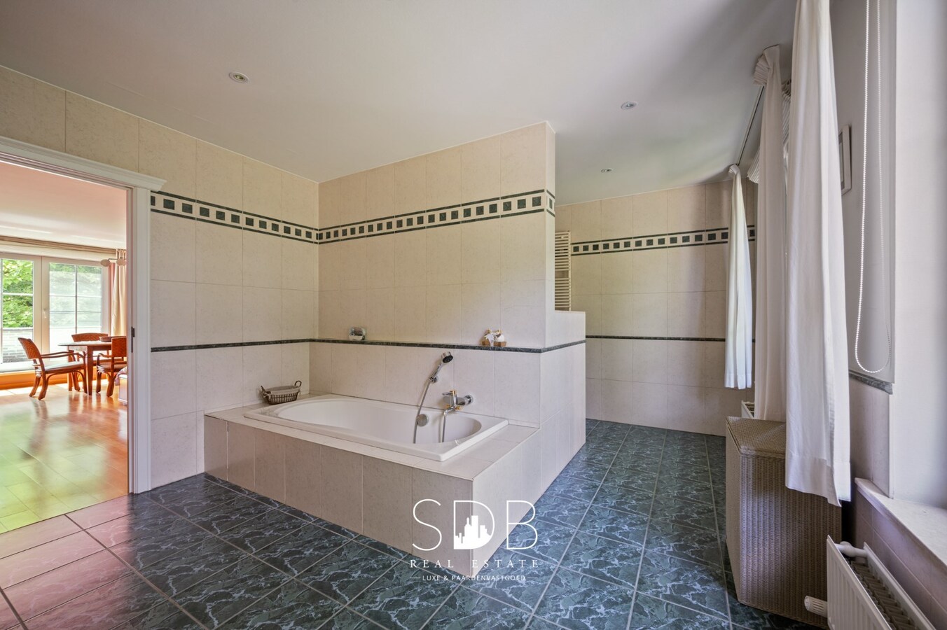 Prachtig landhuis met paardenfaciliteiten op 15.804m² 