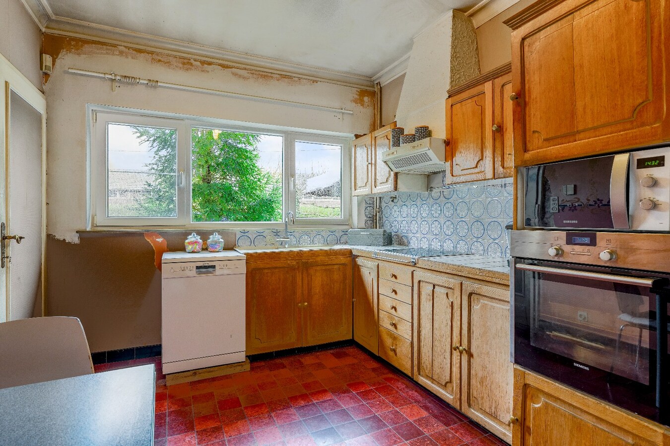 Op te knappen karakteristieke hoekwoning, 4 slpk, (EPC-label C) gelegen aan het Haspengouwse landschap. 