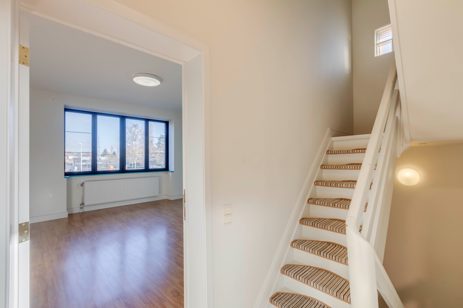 Mooie halfopen bebouwing met zeer ruime kamers 