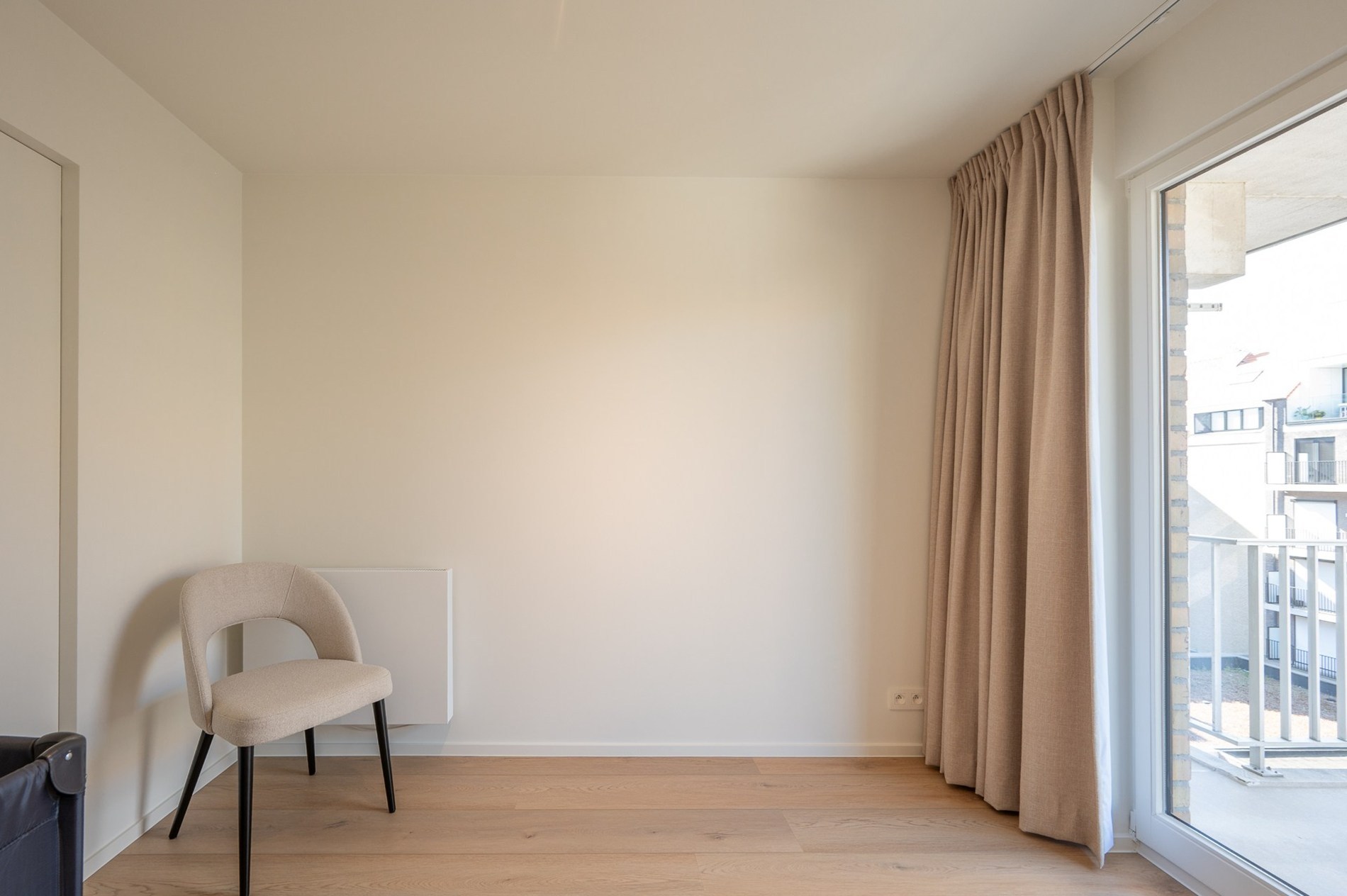 Aangenaam 3 slaapkamerappartement met zijdelings zeezicht op een aangename ligging vlakbij het Lichttorenplein te Knokke. 