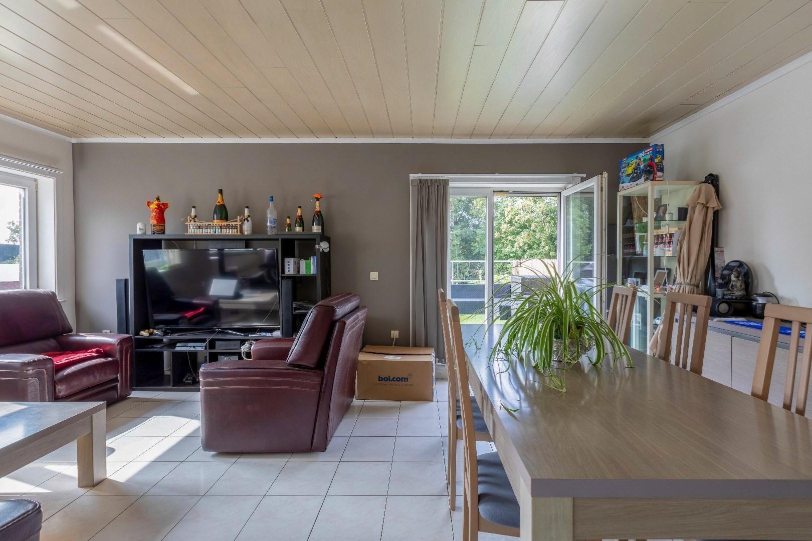 VERKOCHT ! Opbrengsteigendom met 2 appartementen en 2 garages 