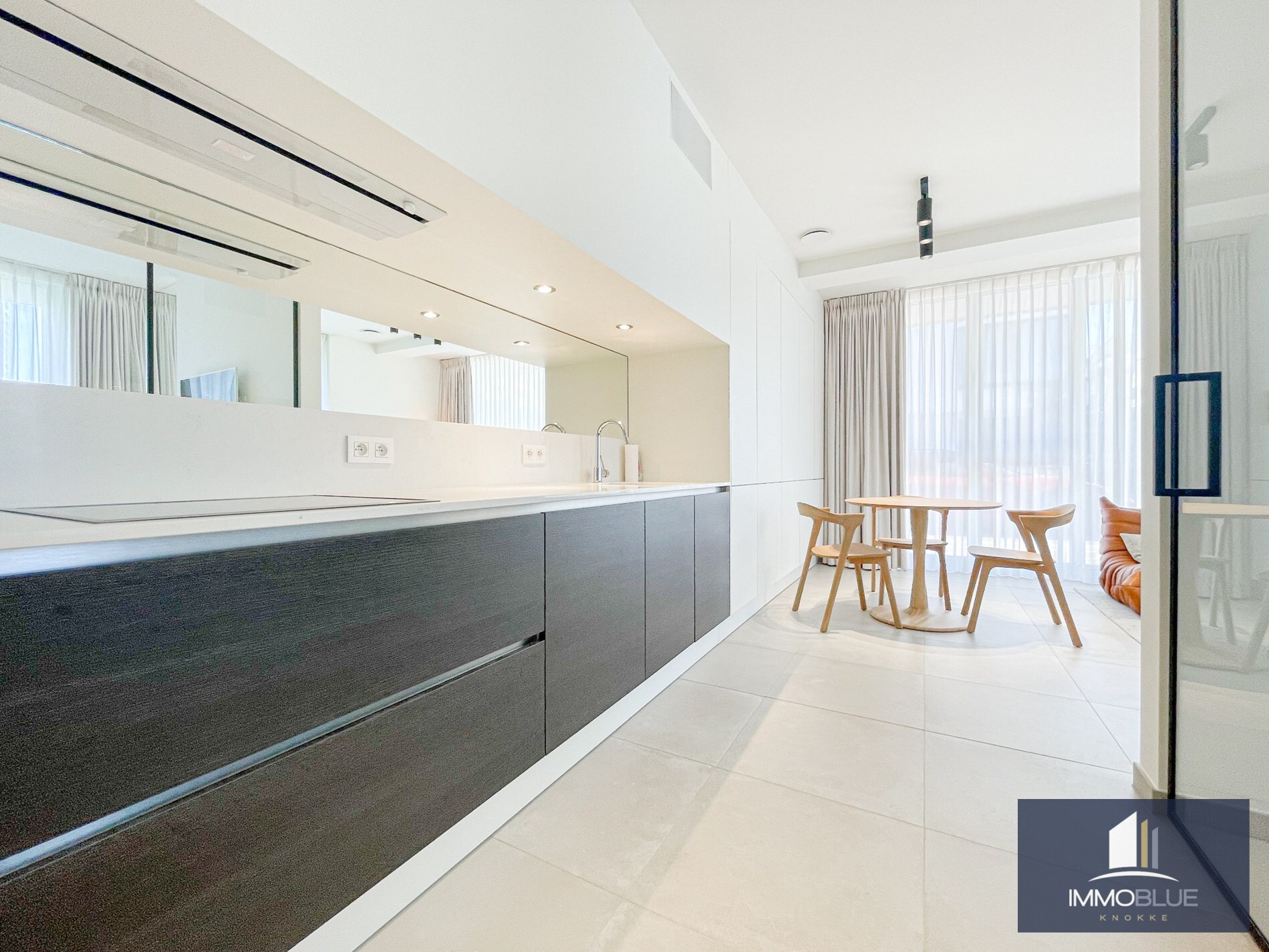 Subliem smaakvol ingericht hoek appartement gelegen in een recente residentie. 