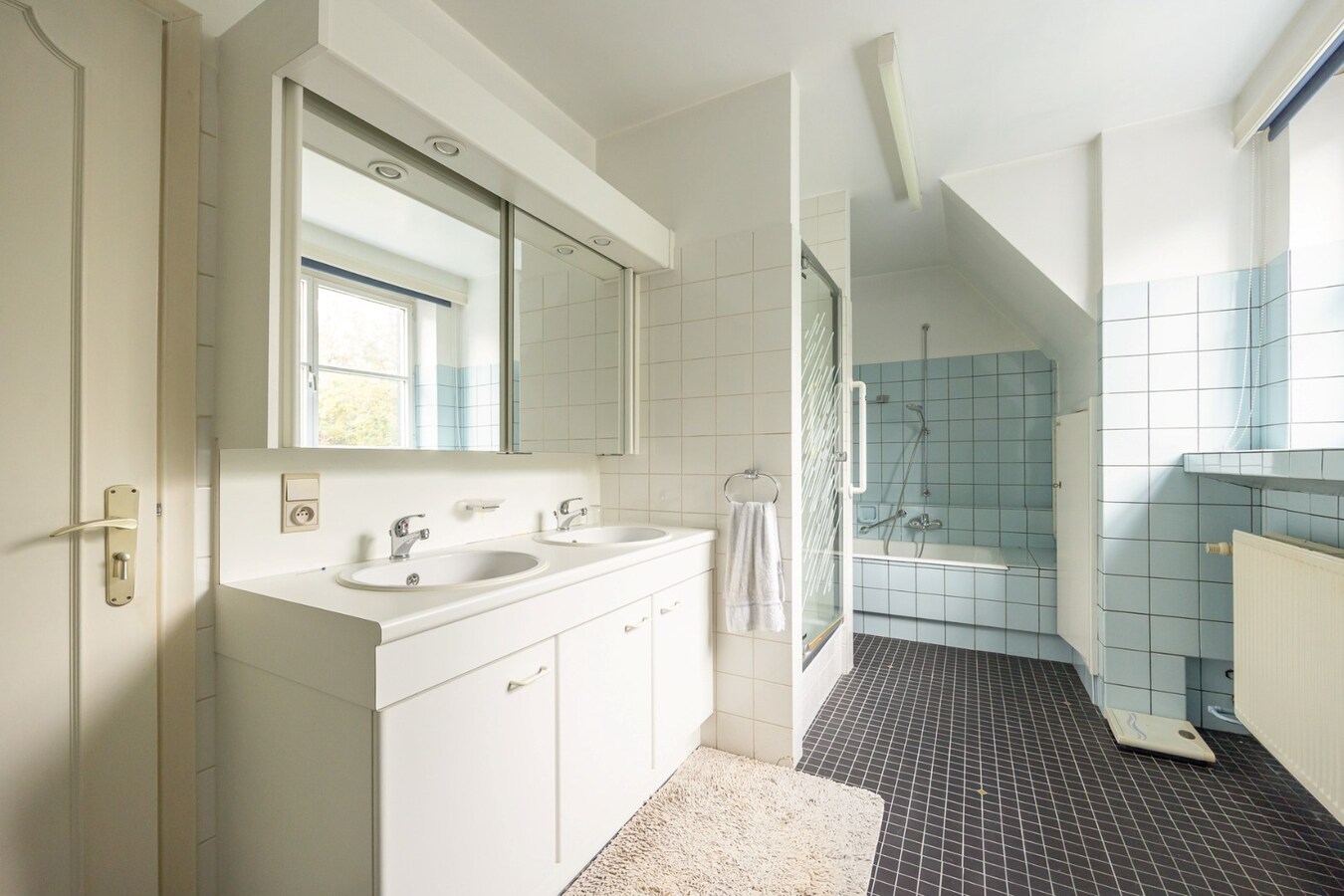 Klassieke villa op een perceel van 3.890 m² met een straatbreedte van 40 meter en Zuid-Oriëntatie te Schilde 