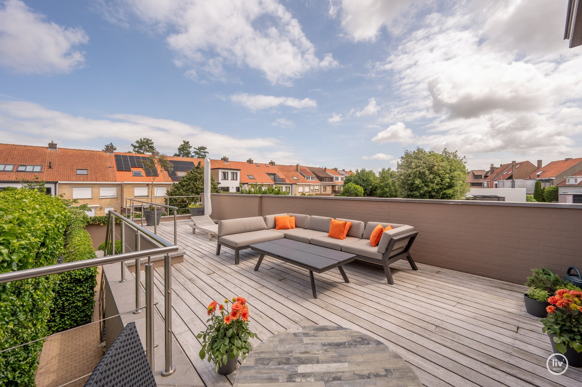 Fraaie bel-étage woning in het centrum van Knokke met Schoonheidssalon op het gelijkvloers. 