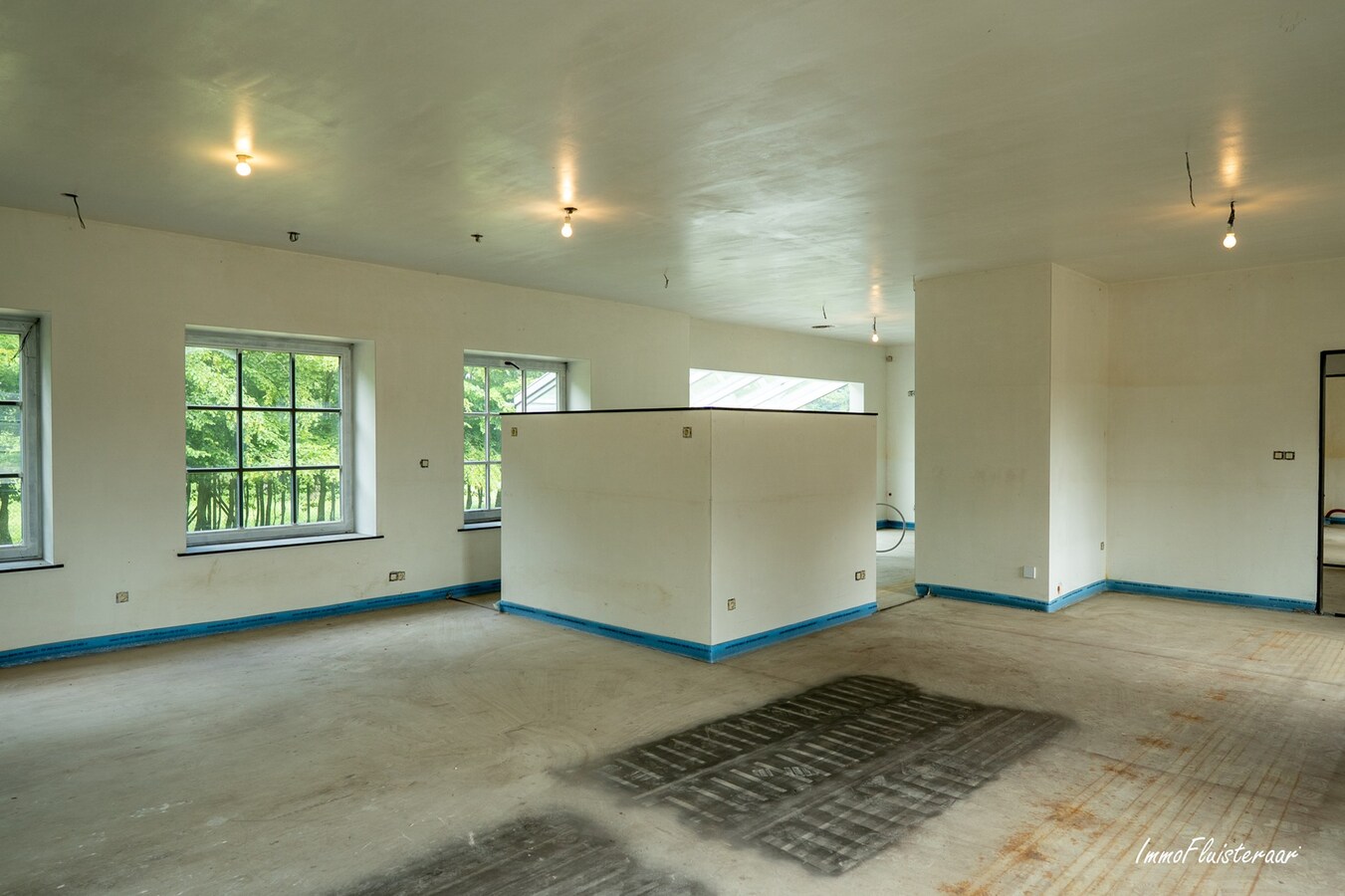 Hoogwaardige ruwbouwvilla met bijgebouw en weide 