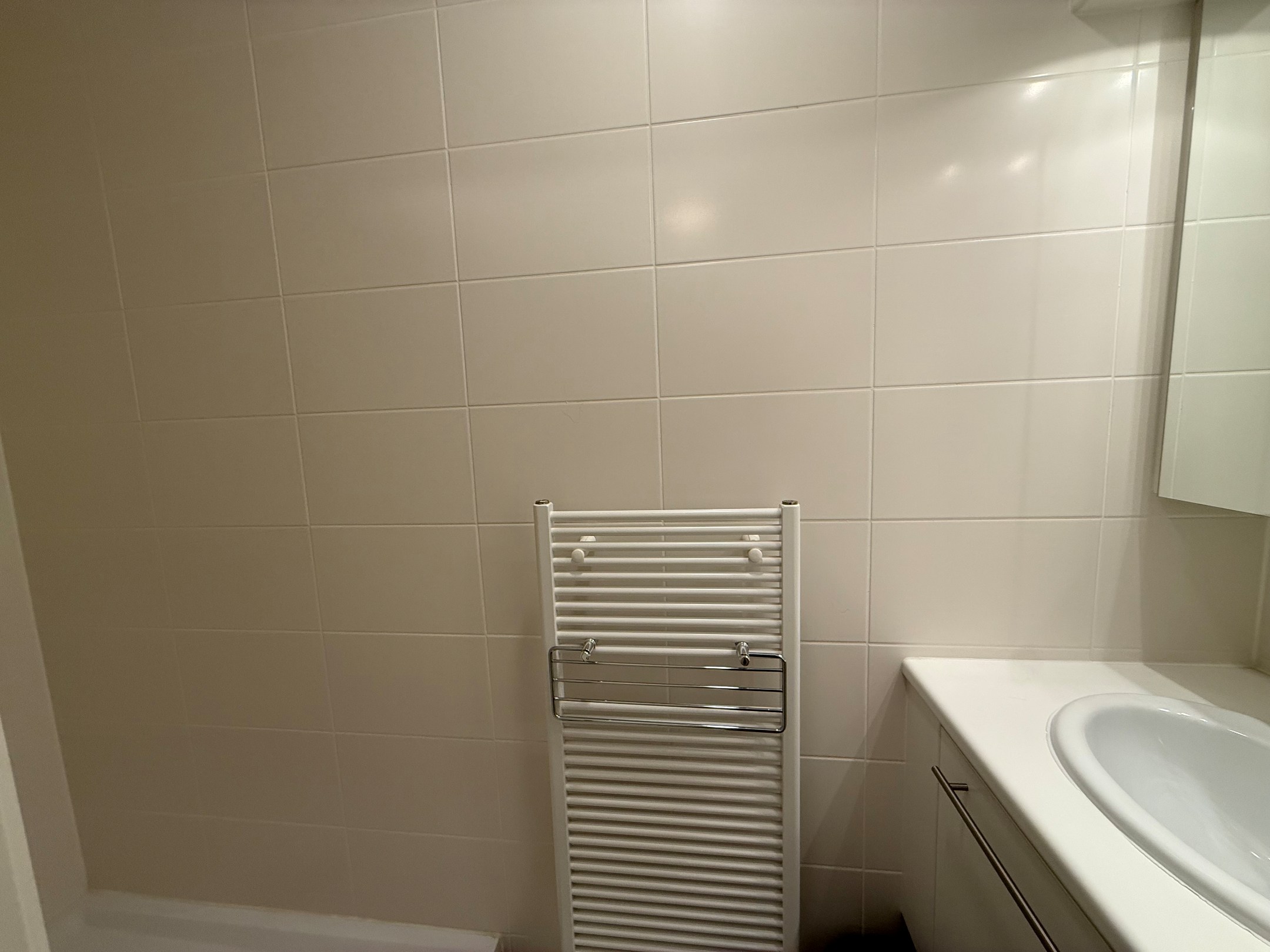 ONGEMEUBELD - Prachtig woonappartement met aangename terrassen en parking in het gebouw. Huur op VENNOOTSCHAP is mogelijk. 