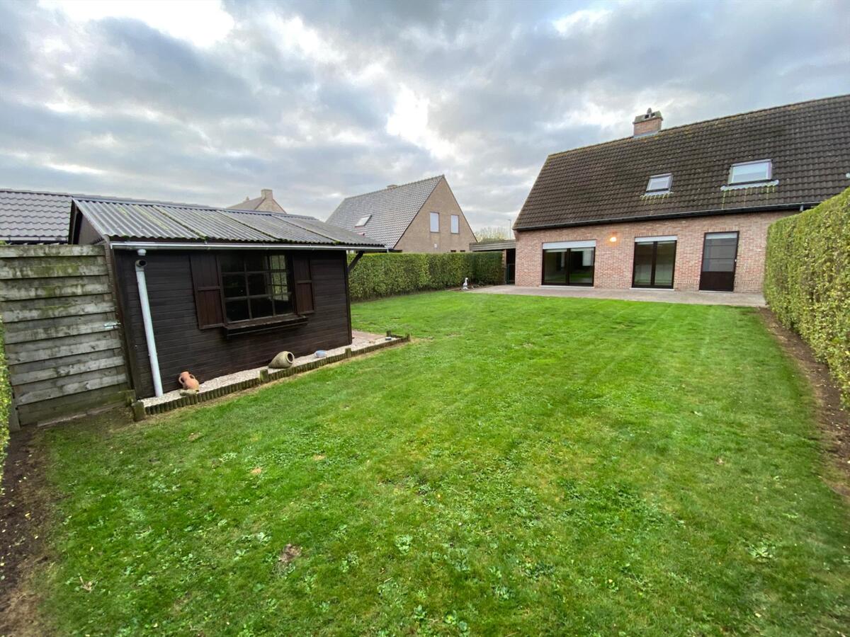 Rustig gelegen halfopen bebouwing met 3 slaapkamers 